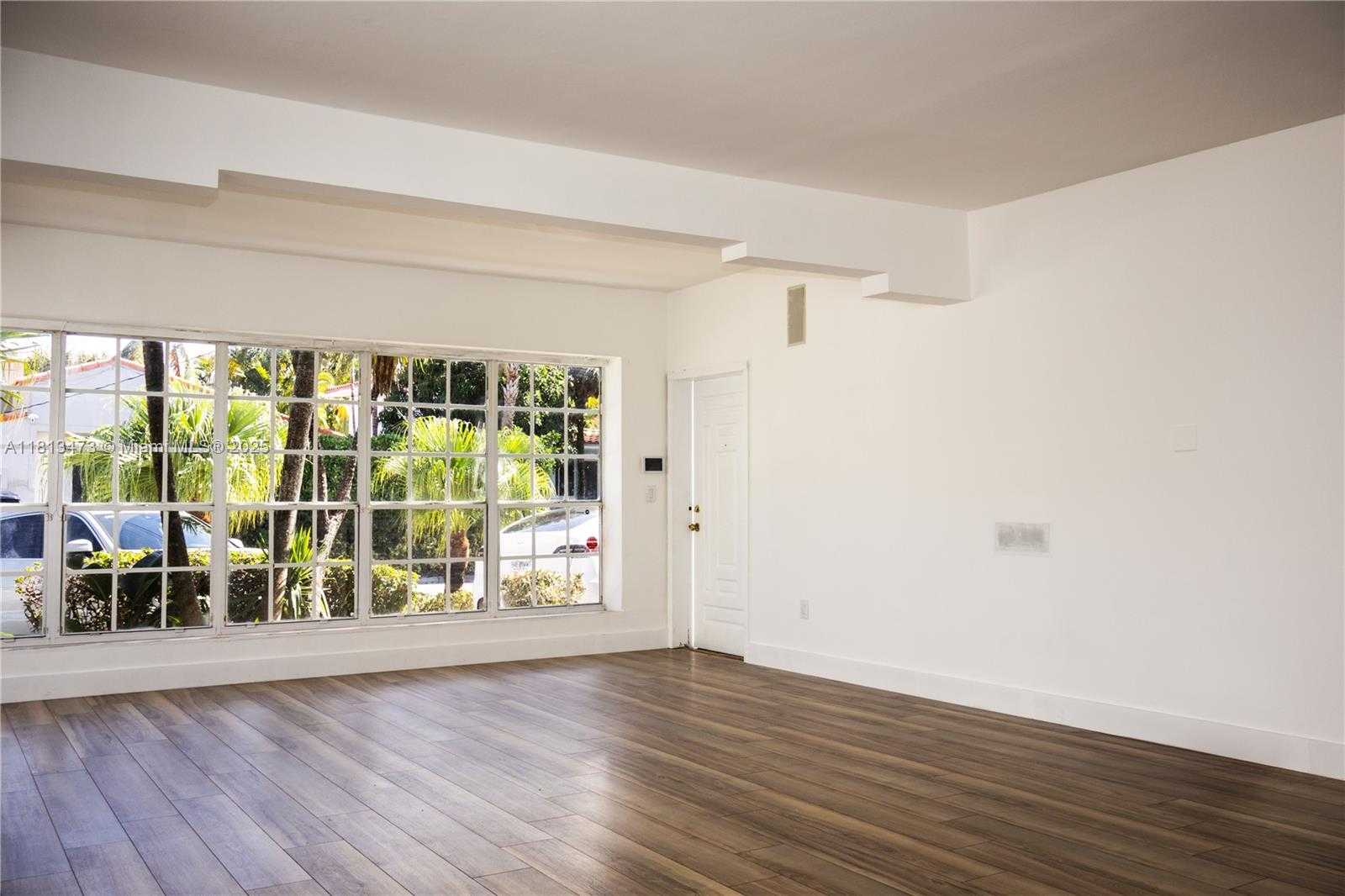 Small Image of 8926 DICKENS AVE, Surfside Number 4