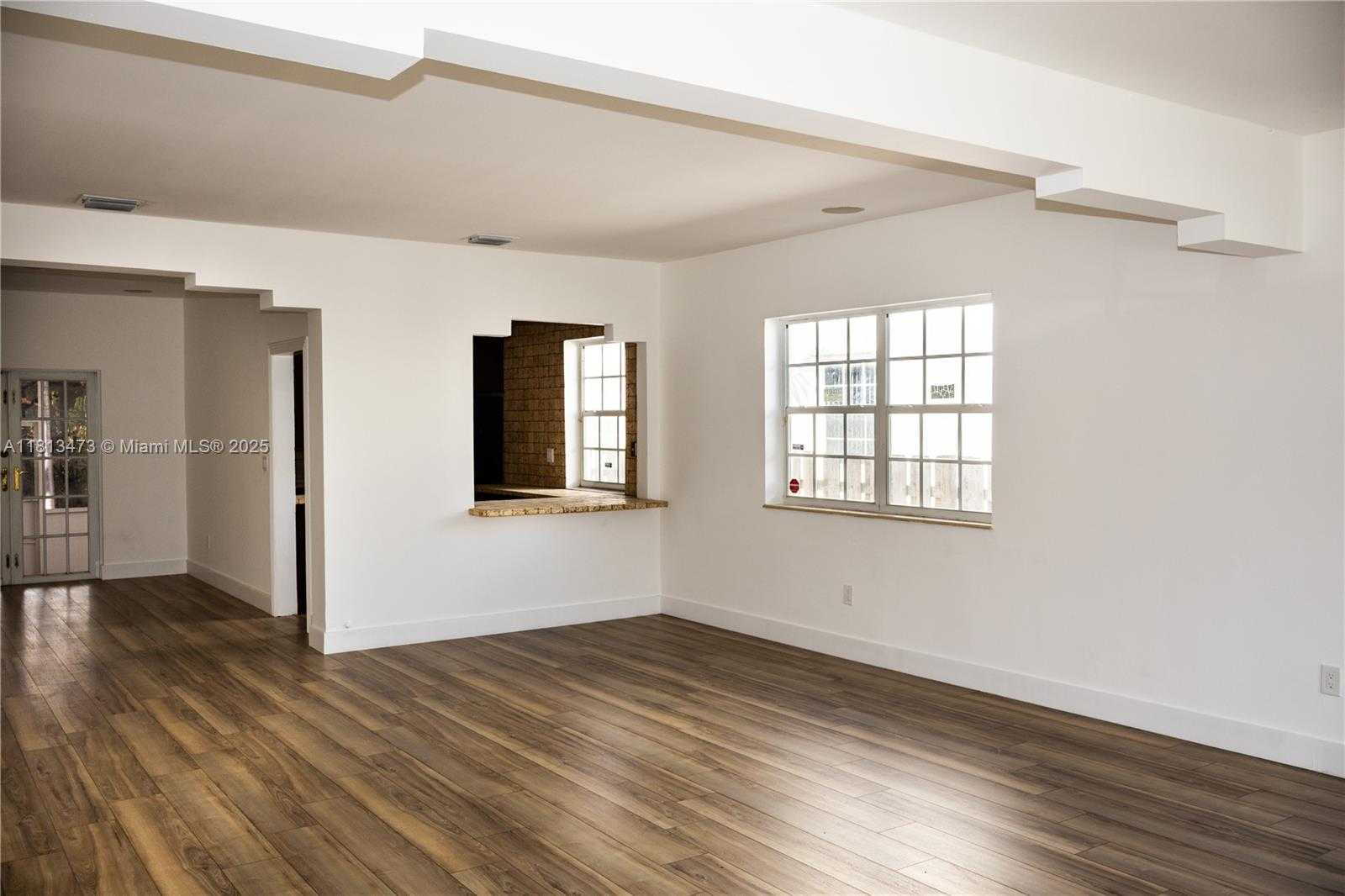 Small Image of 8926 DICKENS AVE, Surfside Number 7