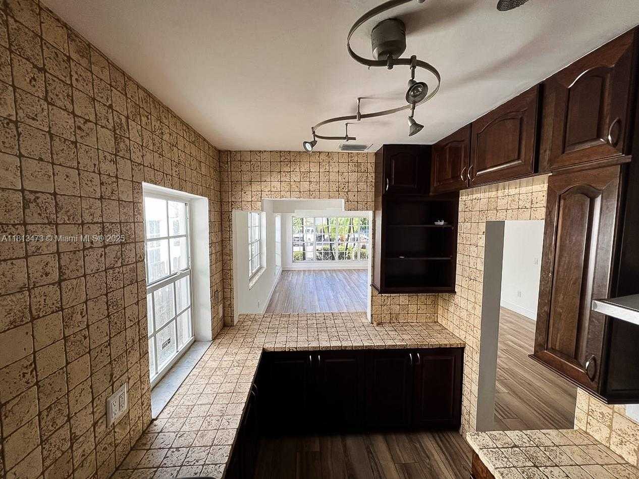 Small Image of 8926 DICKENS AVE, Surfside Number 9