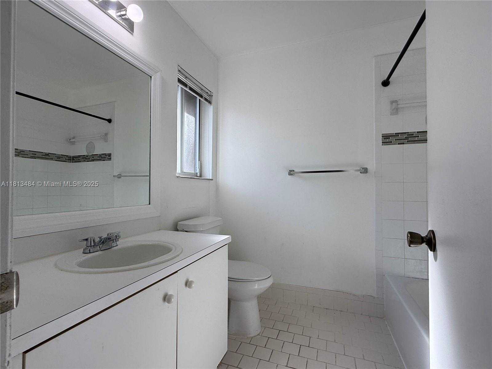 Small Image of 17432 SOUTH WEST 140TH CT, Miami Number 14