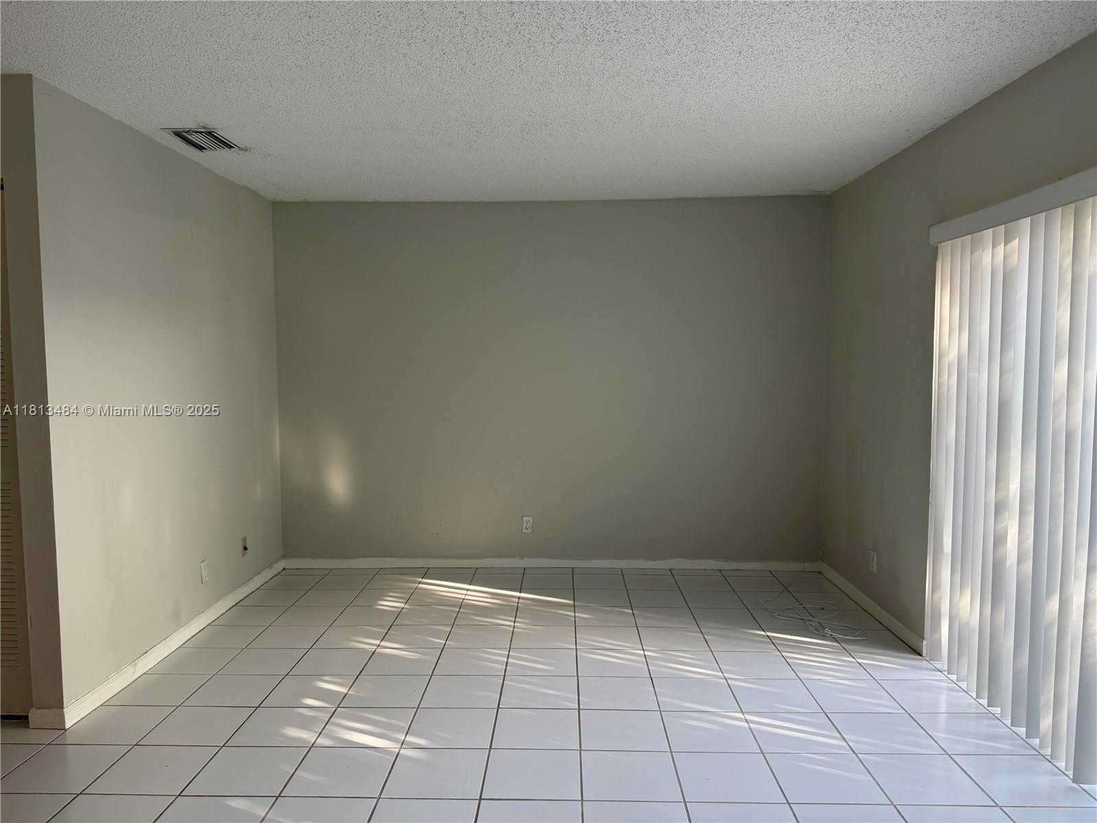 Small Image of 17432 SOUTH WEST 140TH CT, Miami Number 7