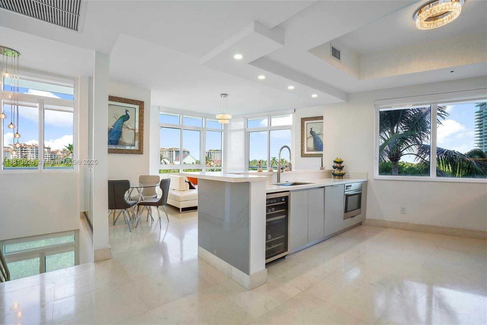 Small Image of 100 SOUTH POINTE DR #TH-15, Miami Beach Number 10
