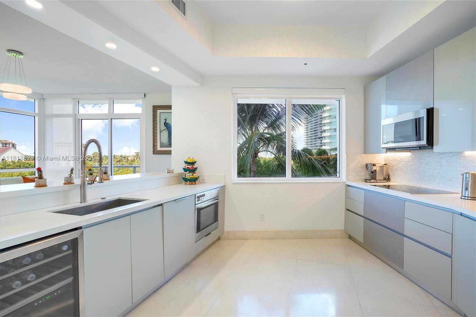 Small Image of 100 SOUTH POINTE DR #TH-15, Miami Beach Number 12