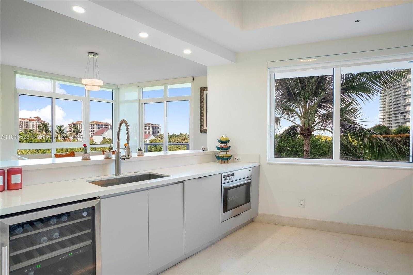Small Image of 100 SOUTH POINTE DR #TH-15, Miami Beach Number 14