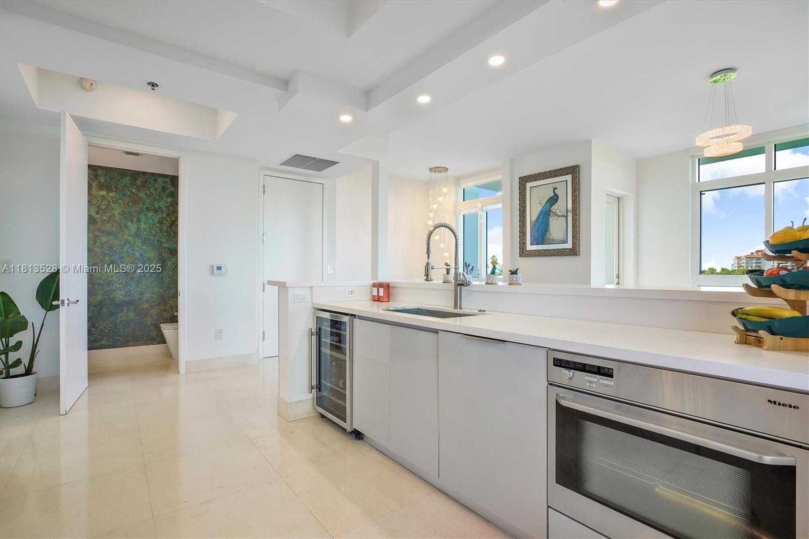 Small Image of 100 SOUTH POINTE DR #TH-15, Miami Beach Number 15
