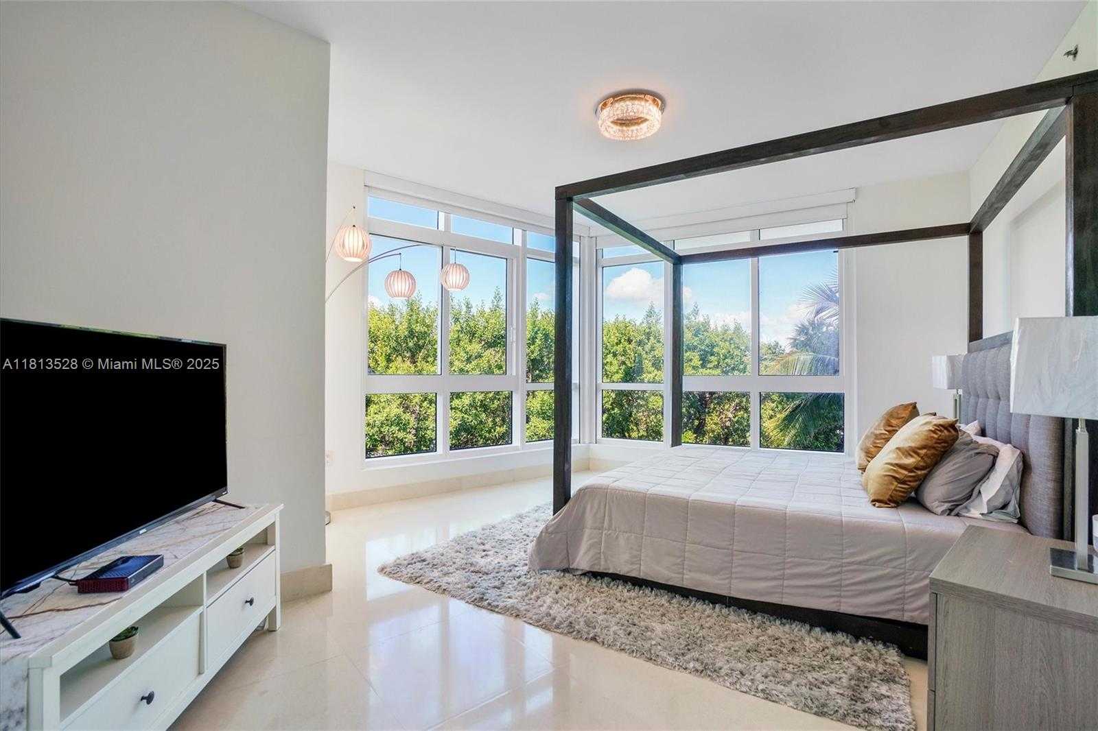 Small Image of 100 SOUTH POINTE DR #TH-15, Miami Beach Number 16