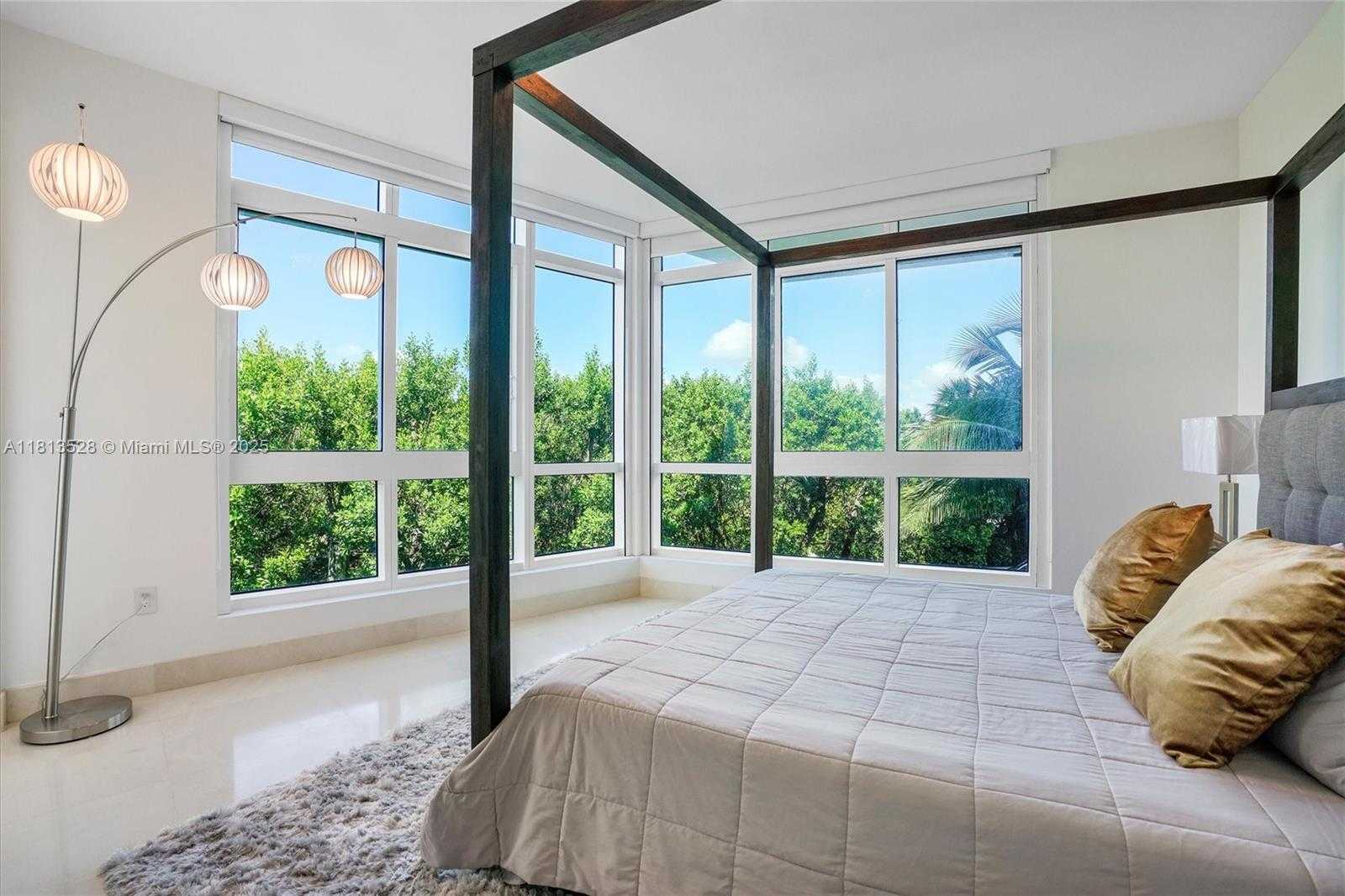 Small Image of 100 SOUTH POINTE DR #TH-15, Miami Beach Number 17