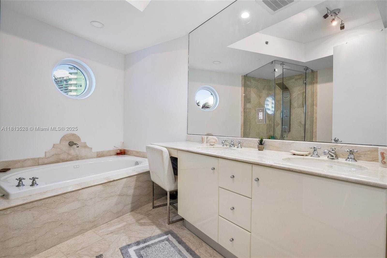 Small Image of 100 SOUTH POINTE DR #TH-15, Miami Beach Number 19