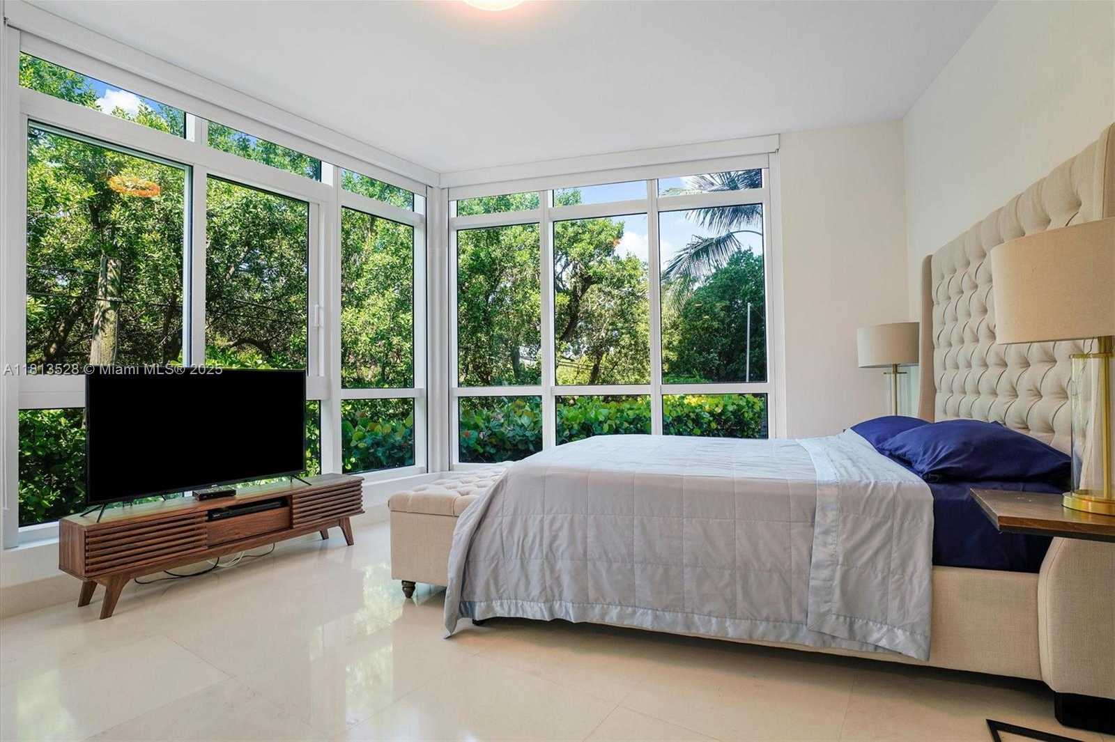 Small Image of 100 SOUTH POINTE DR #TH-15, Miami Beach Number 24