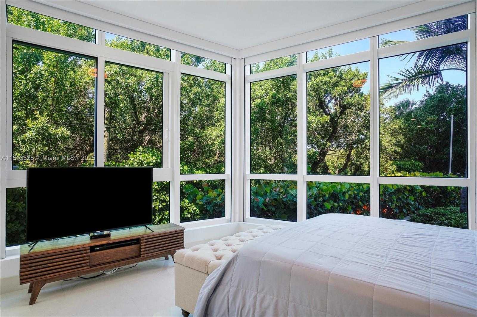 Small Image of 100 SOUTH POINTE DR #TH-15, Miami Beach Number 25