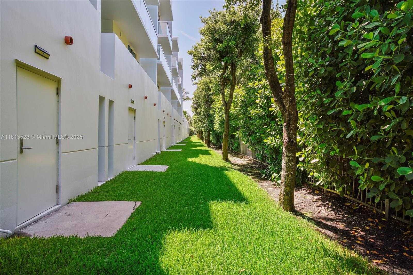 Small Image of 100 SOUTH POINTE DR #TH-15, Miami Beach Number 32