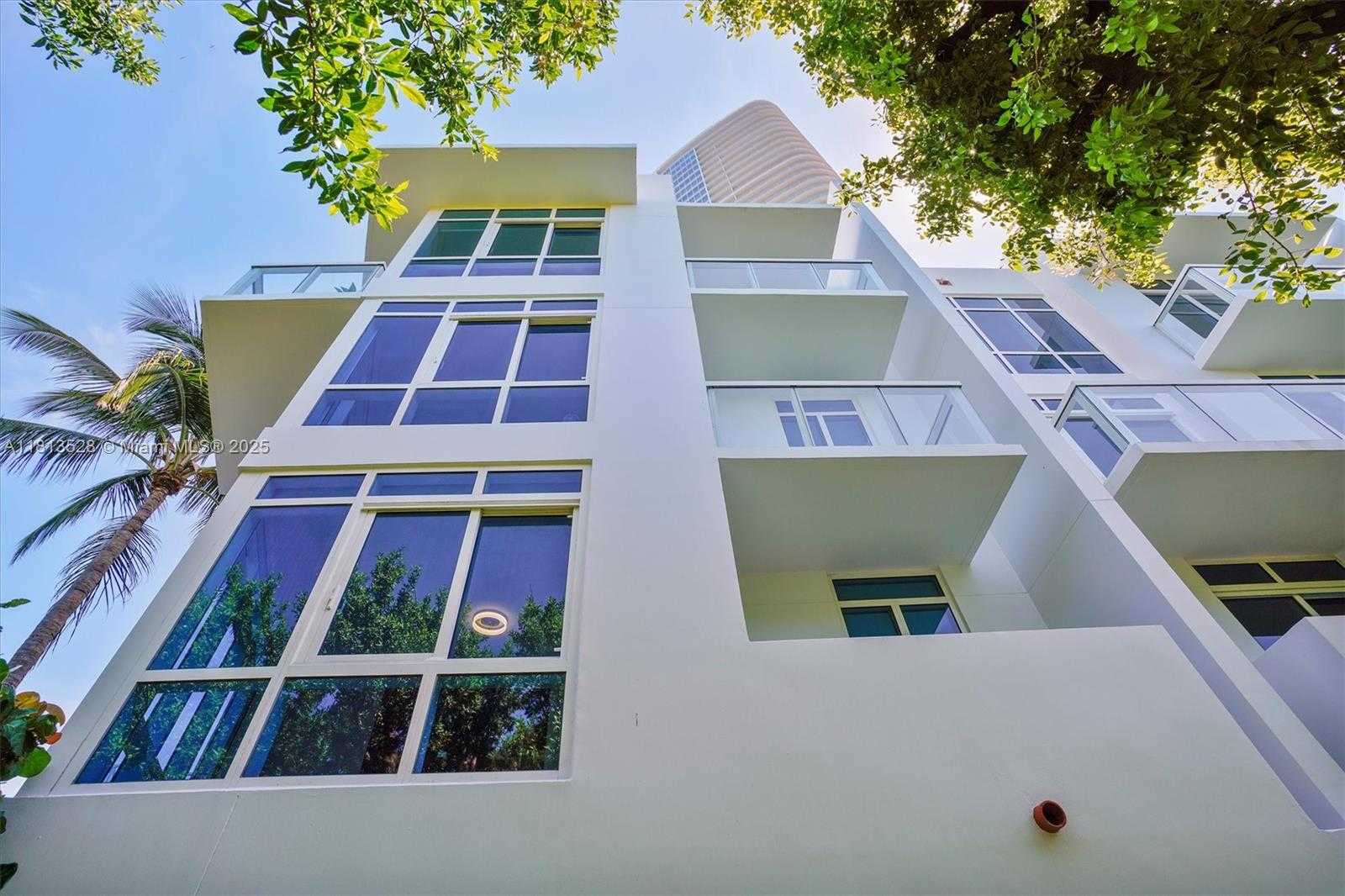 Small Image of 100 SOUTH POINTE DR #TH-15, Miami Beach Number 33