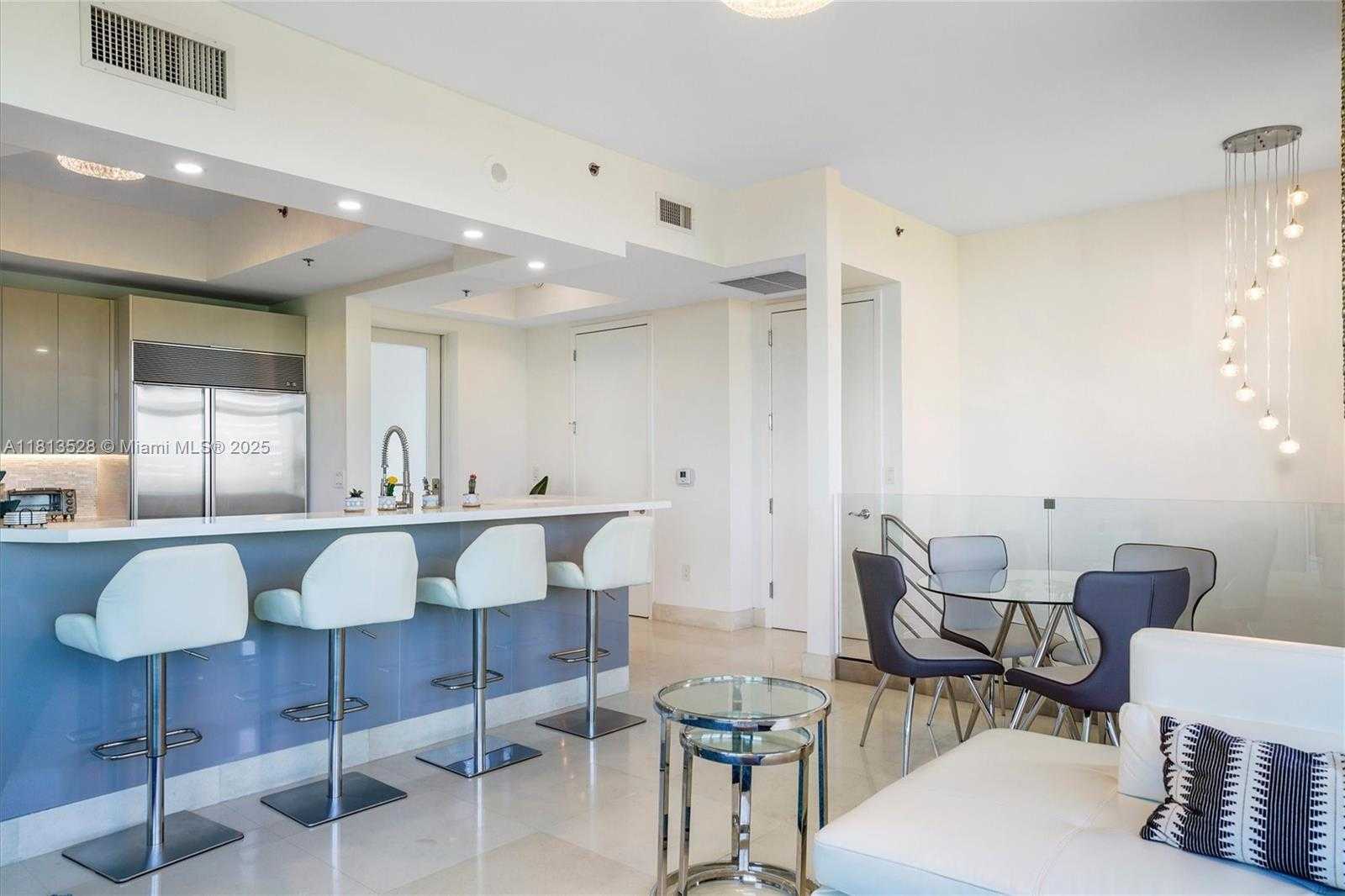 Small Image of 100 SOUTH POINTE DR #TH-15, Miami Beach Number 8