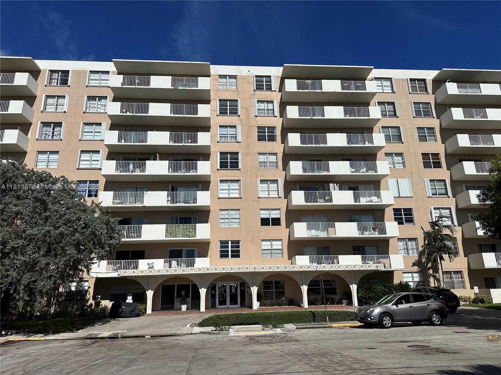 Small Image of 1455 NORTH TREASURE DR #2C, North Bay Village Number 7