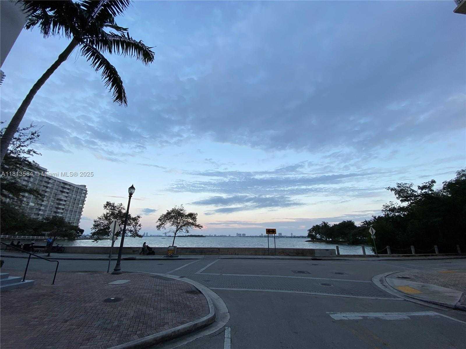 Small Image of 2001 BISCAYNE BLVD #3203, Miami Number 14