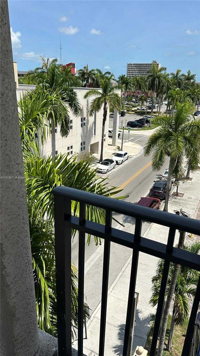 Small Image of 650 PALM AVE #4-B4, Hialeah Number 5