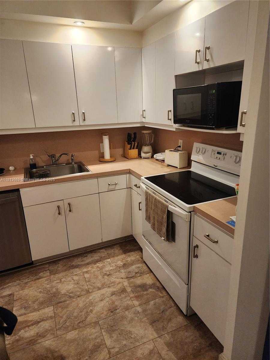 Small Image of 20100 WEST COUNTRY CLUB DR #508, Aventura Number 2