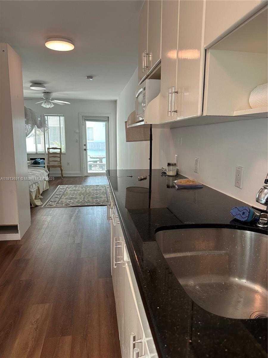 Small Image of 401 COLLINS AVE #11, Miami Beach Number 6