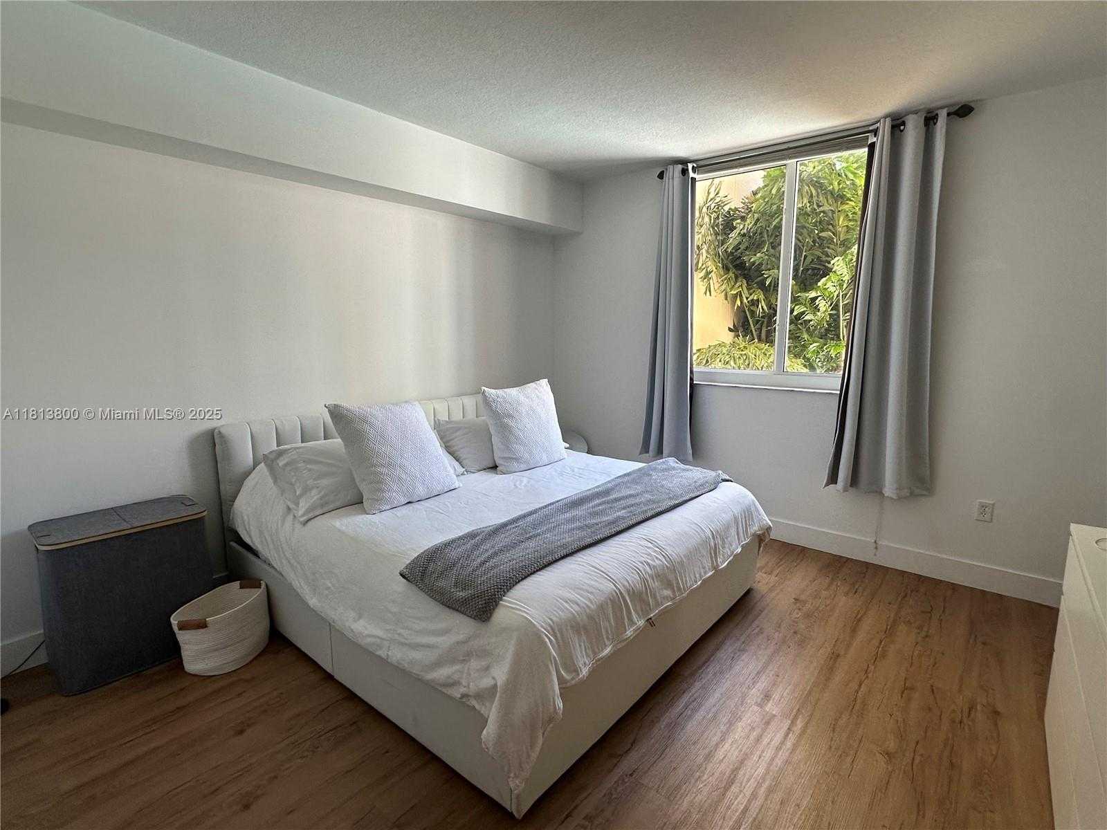 Small Image of Aventura Number 8