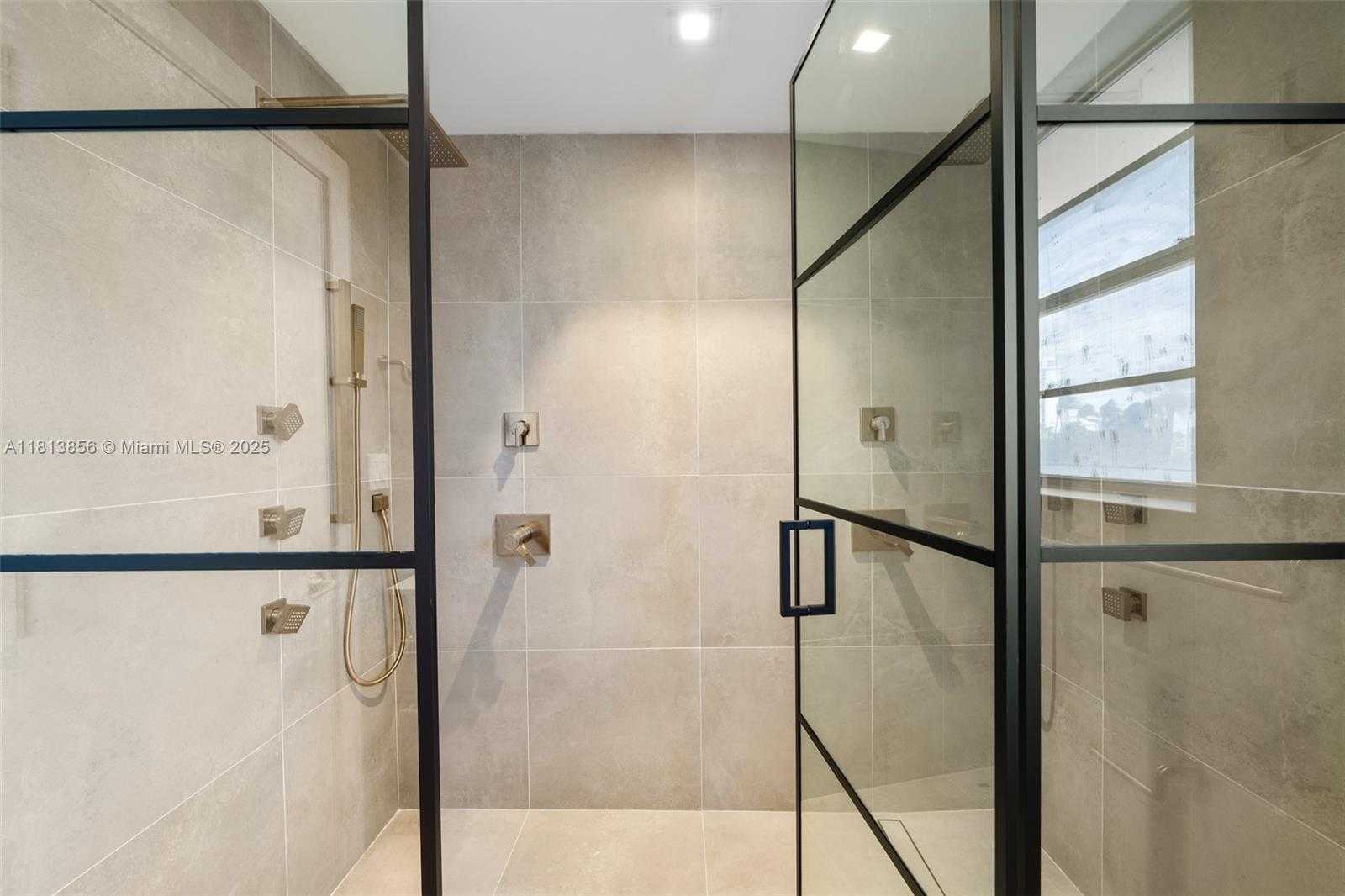 Small Image of 5255 COLLINS AVE #2J, Miami Beach Number 17