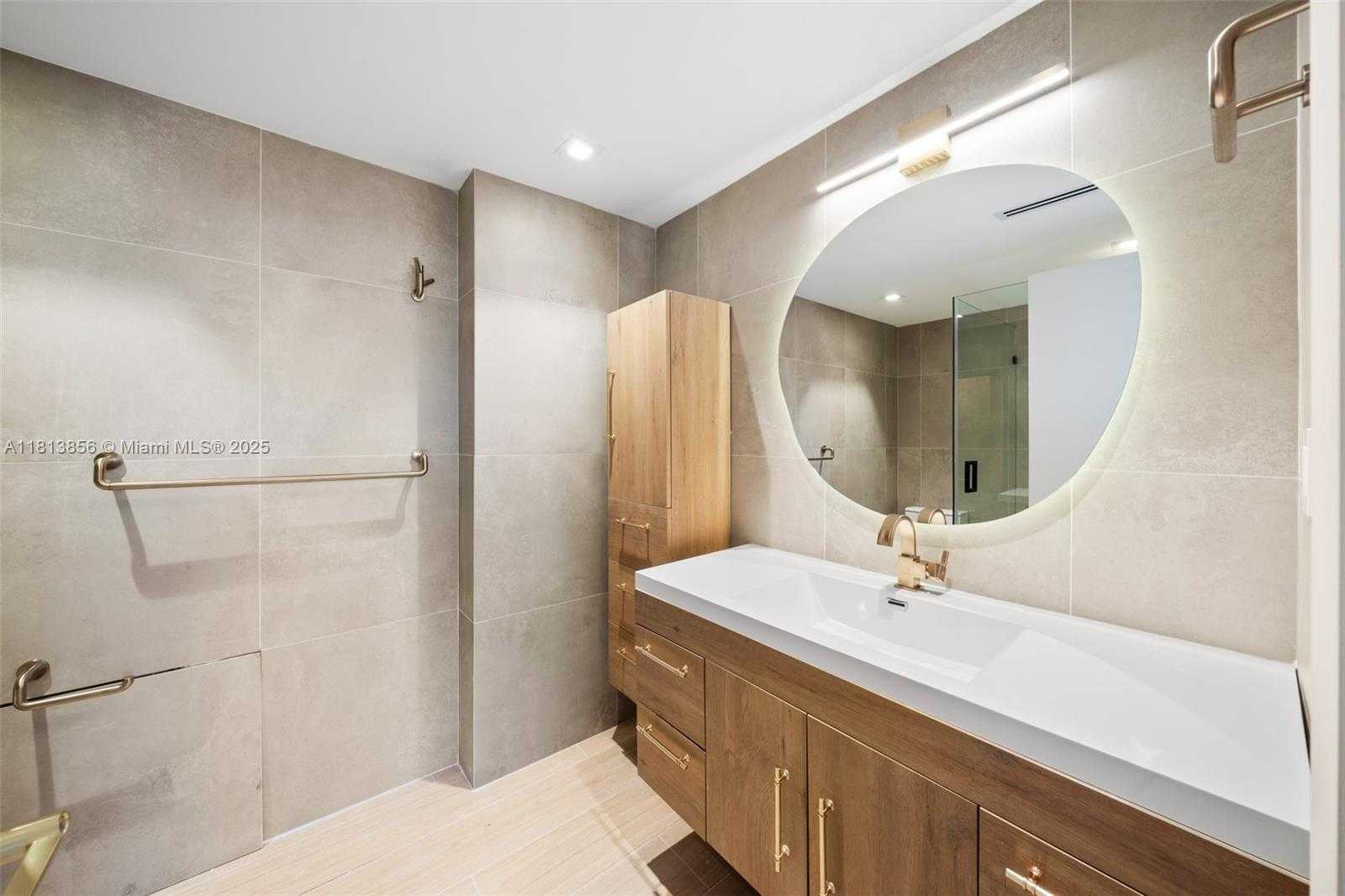 Small Image of 5255 COLLINS AVE #2J, Miami Beach Number 21
