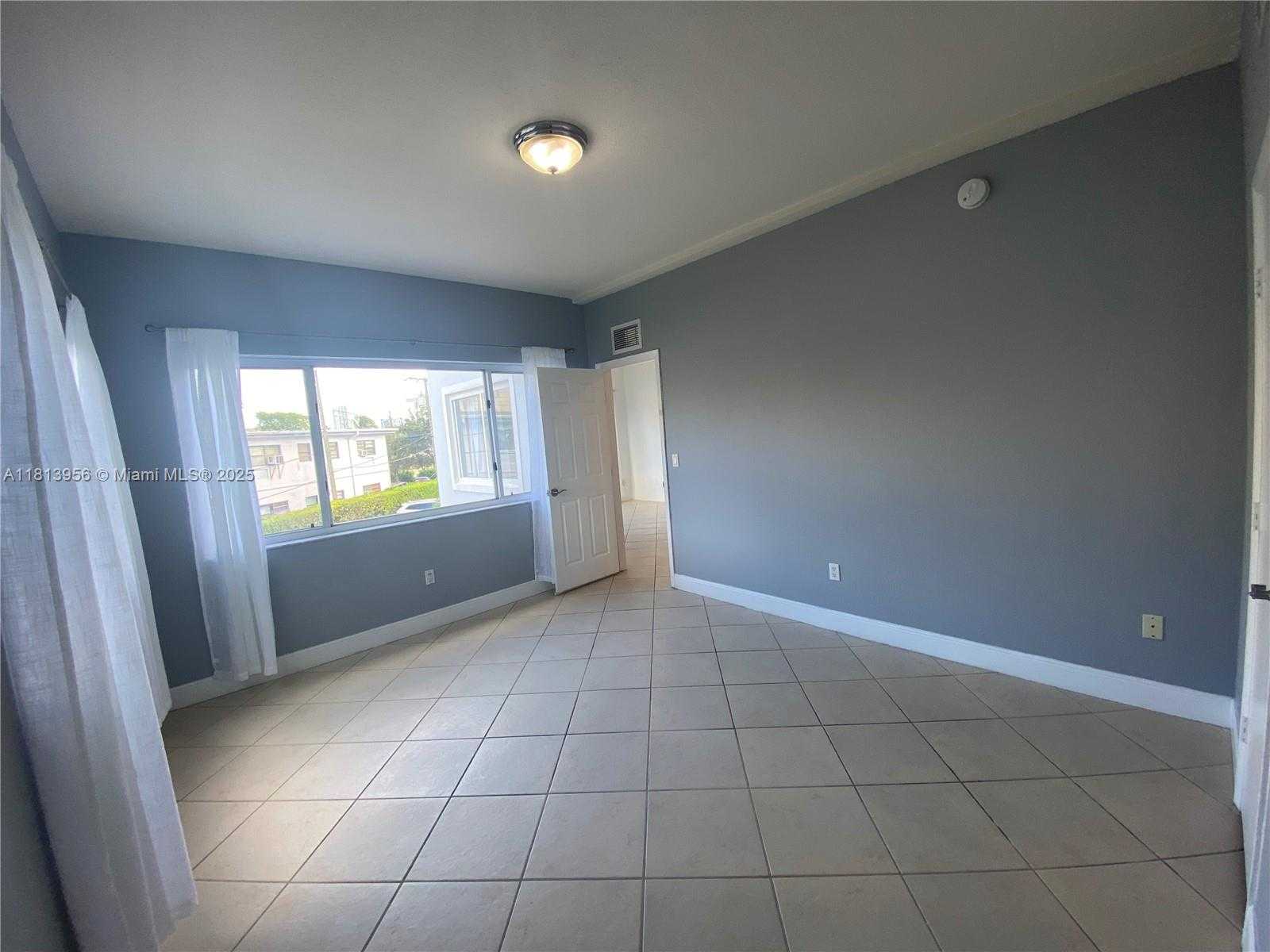 Small Image of 1185 MARSEILLE DR #205, Miami Beach Number 16