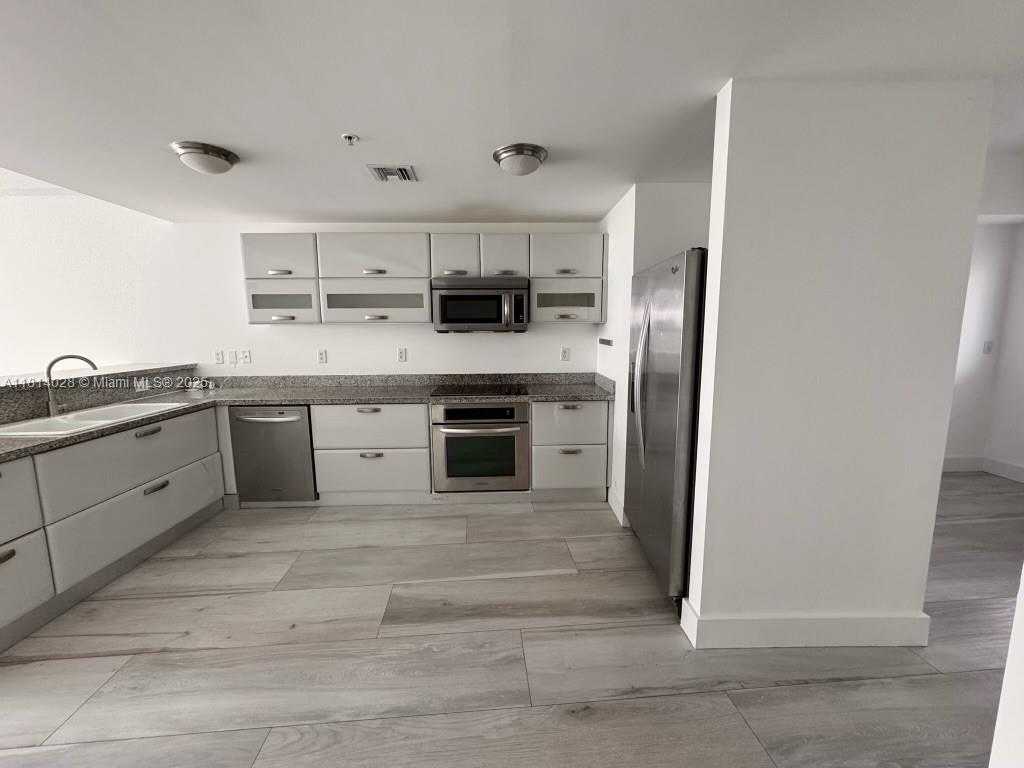 Small Image of 6580 INDIAN CREEK DR #406, Miami Beach Number 3