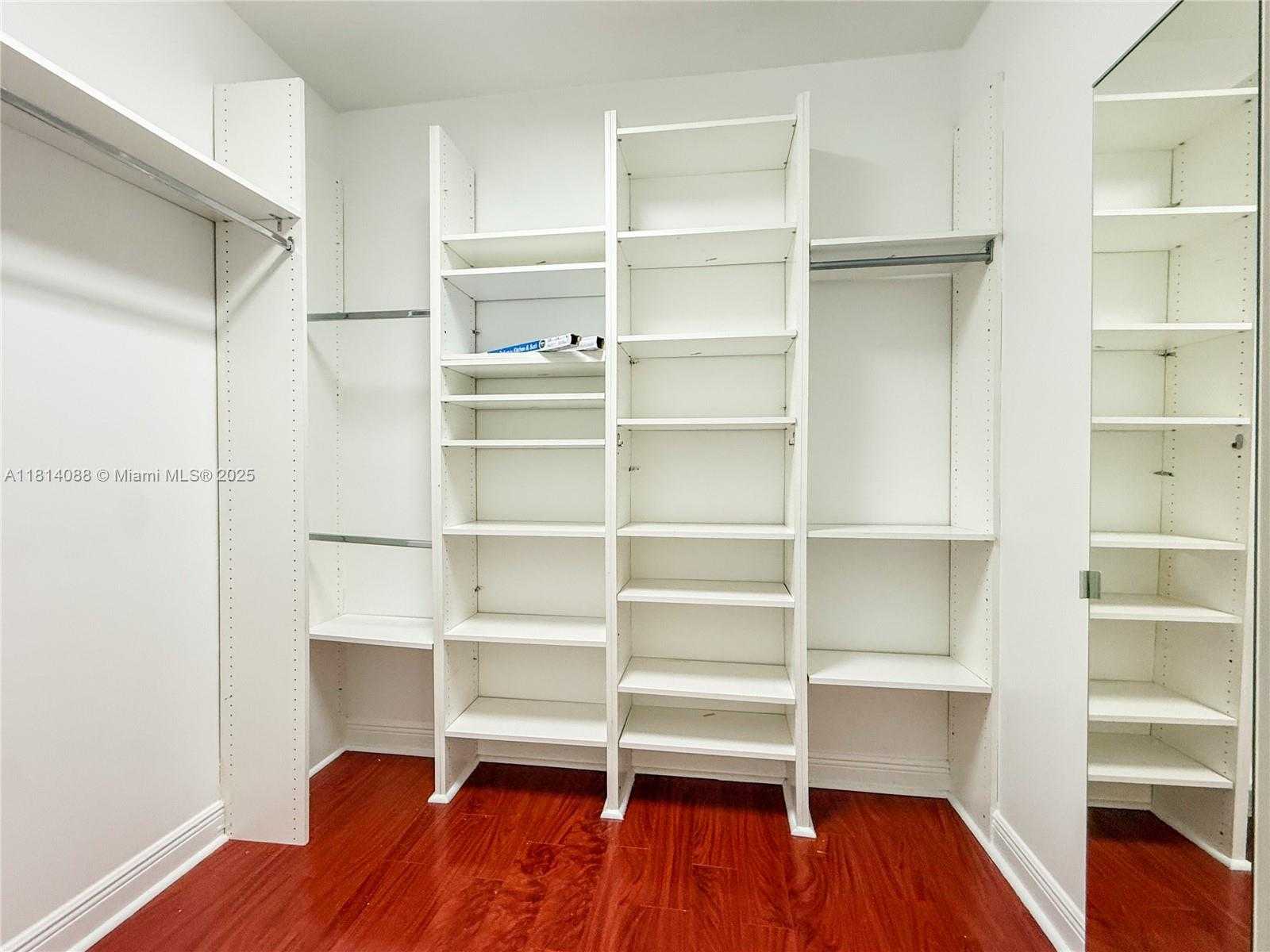 Small Image of 1621 DIPLOMAT DR, Miami Number 11