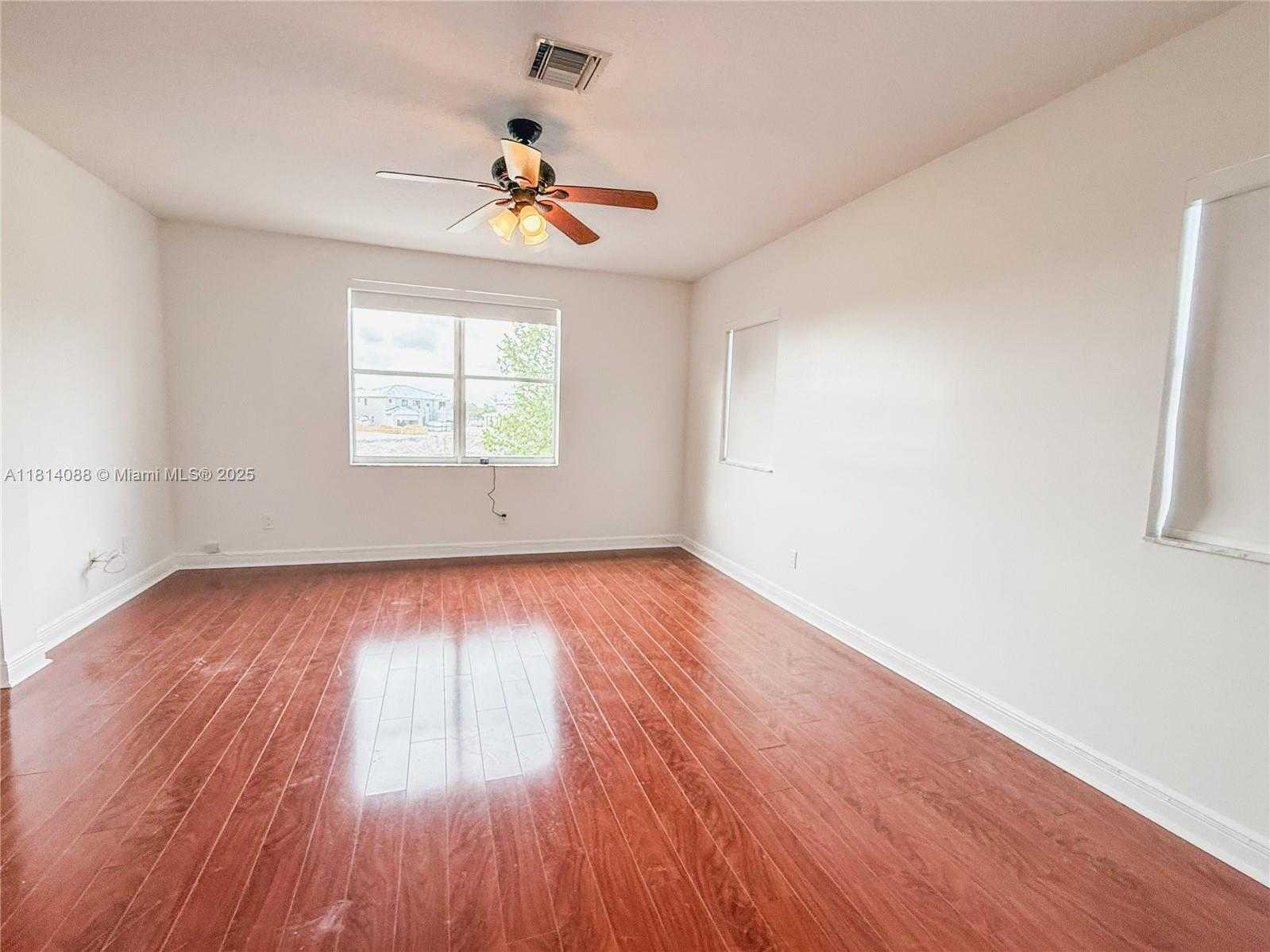 Small Image of 1621 DIPLOMAT DR, Miami Number 13