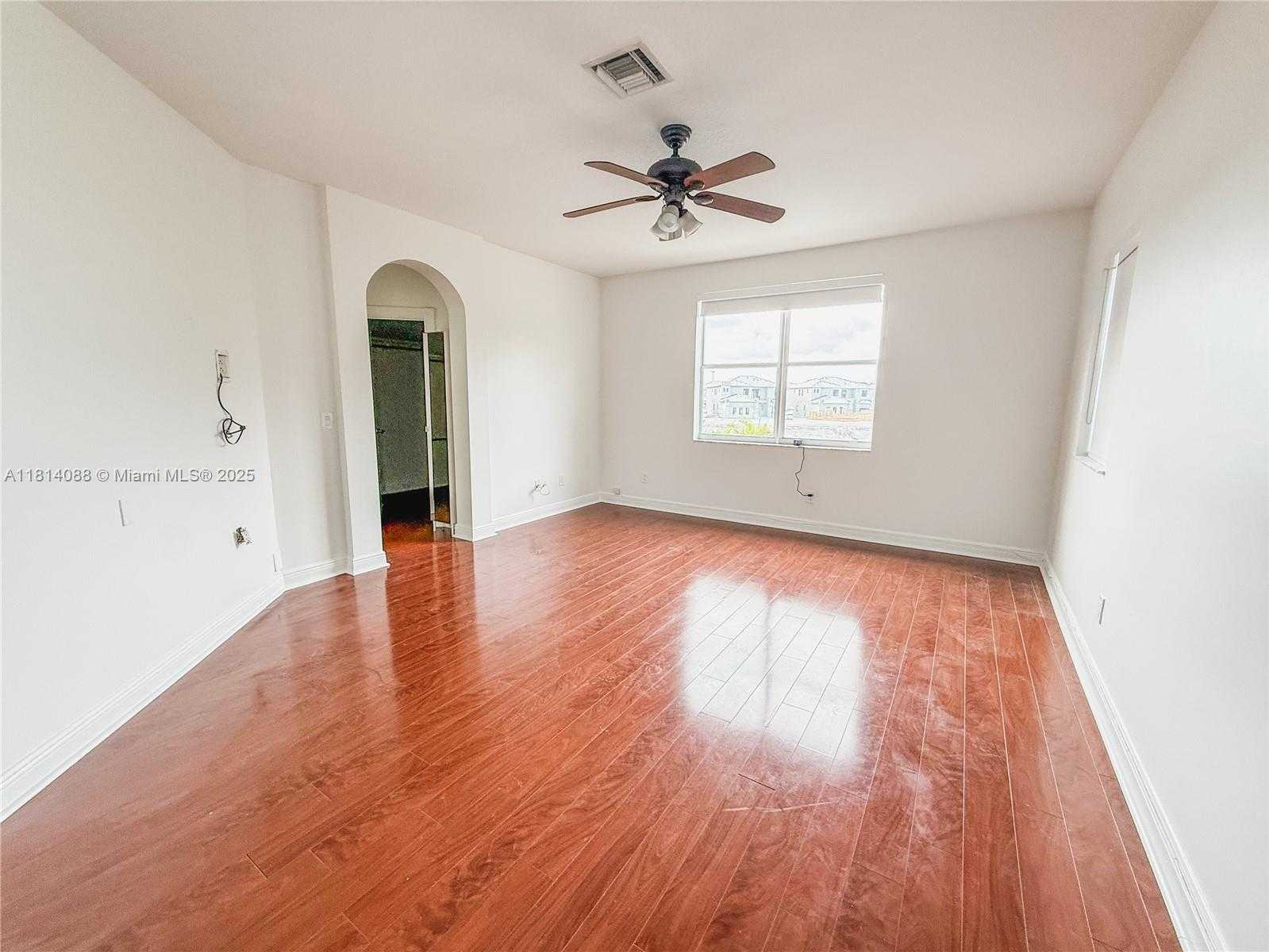 Small Image of 1621 DIPLOMAT DR, Miami Number 14