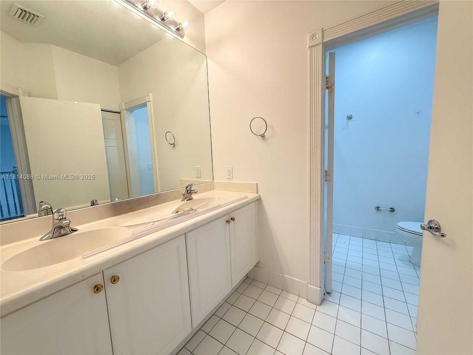 Small Image of 1621 DIPLOMAT DR, Miami Number 16