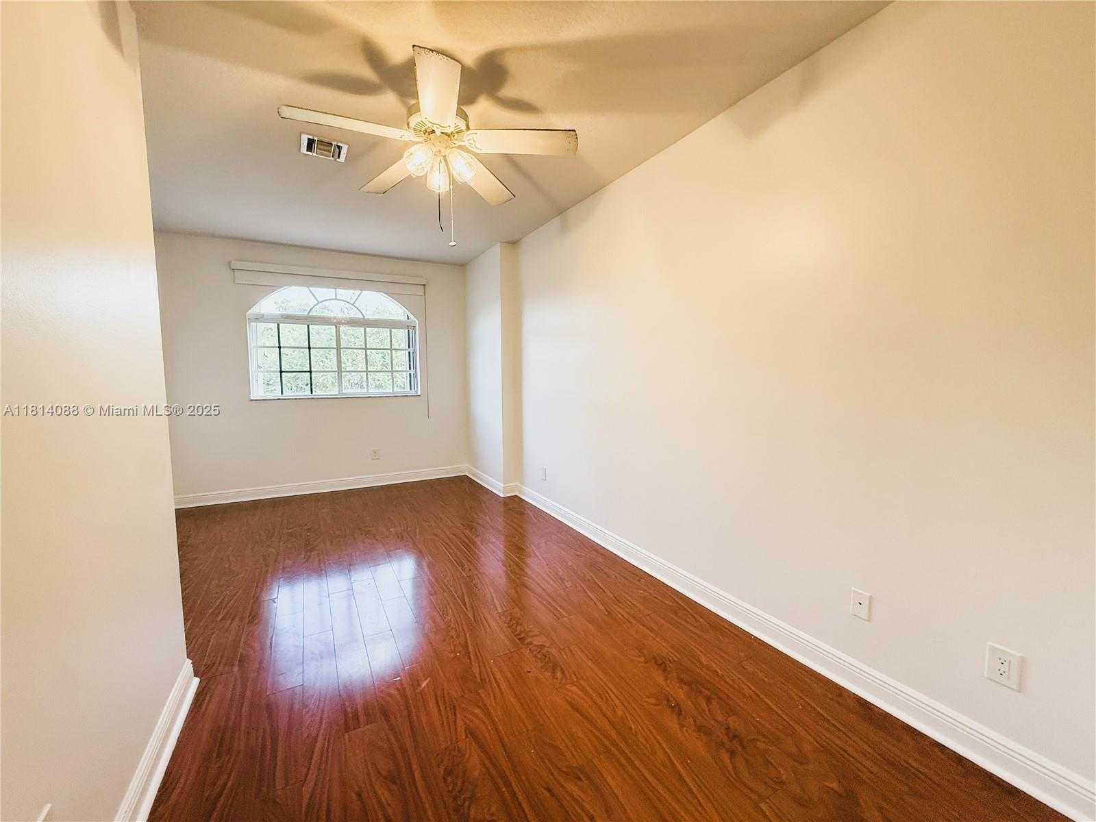 Small Image of 1621 DIPLOMAT DR, Miami Number 17