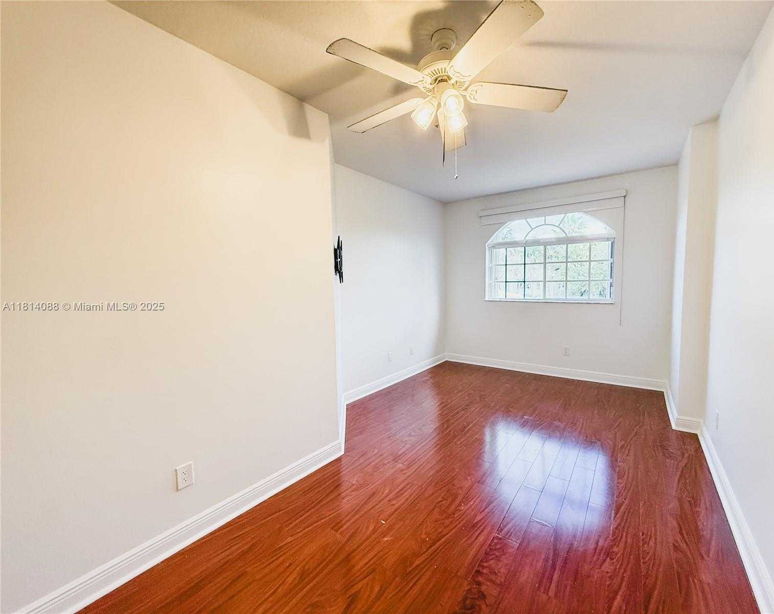 Small Image of 1621 DIPLOMAT DR, Miami Number 18
