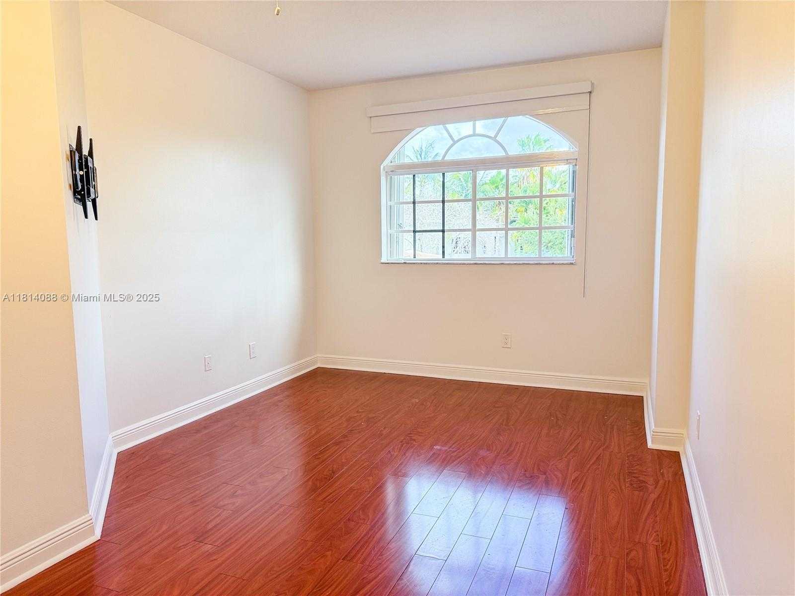 Small Image of 1621 DIPLOMAT DR, Miami Number 19