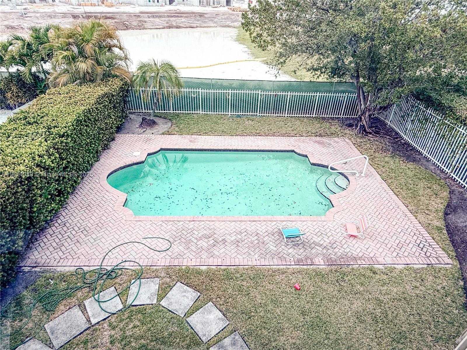 Small Image of 1621 DIPLOMAT DR, Miami Number 2