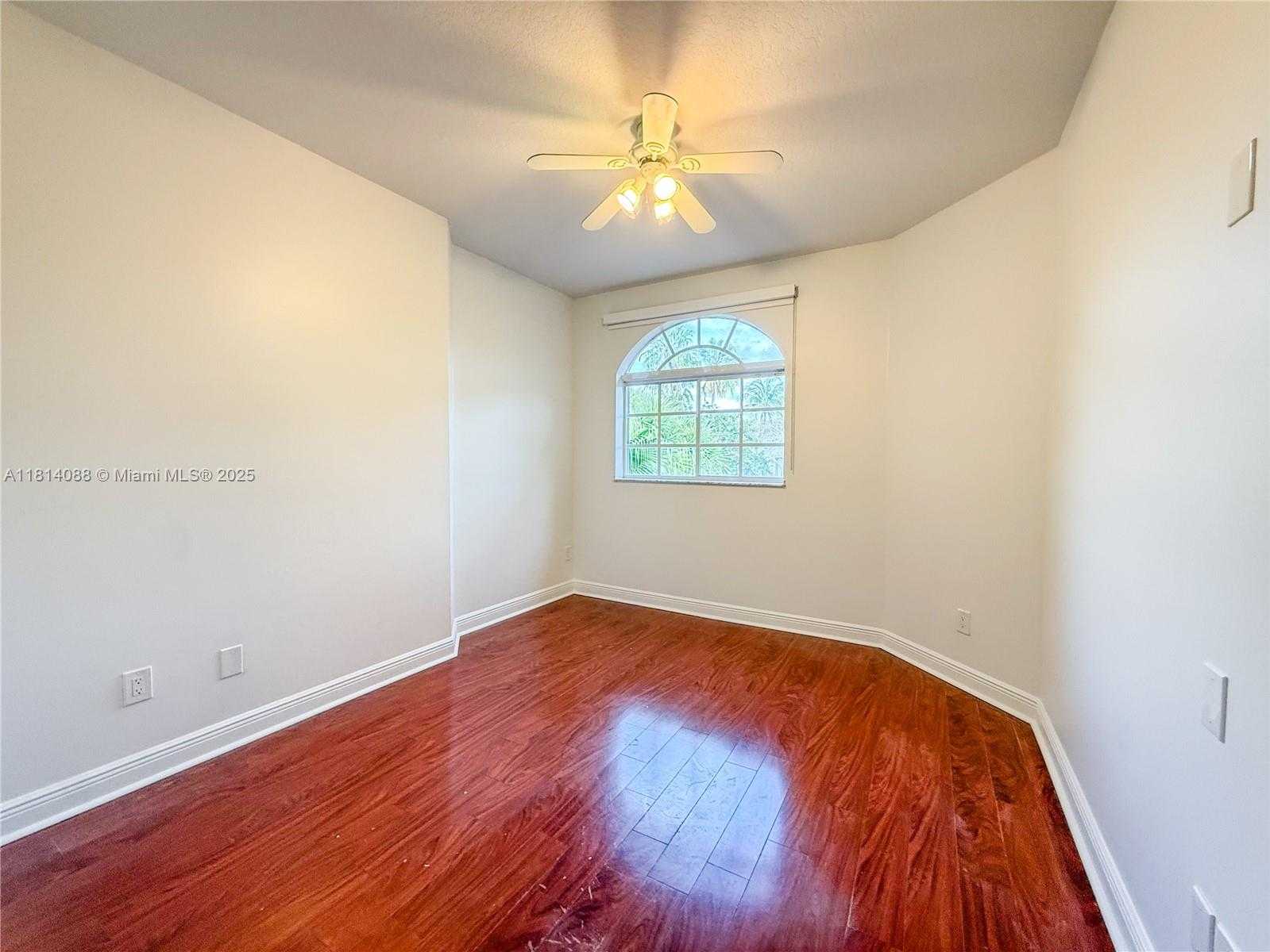 Small Image of 1621 DIPLOMAT DR, Miami Number 20
