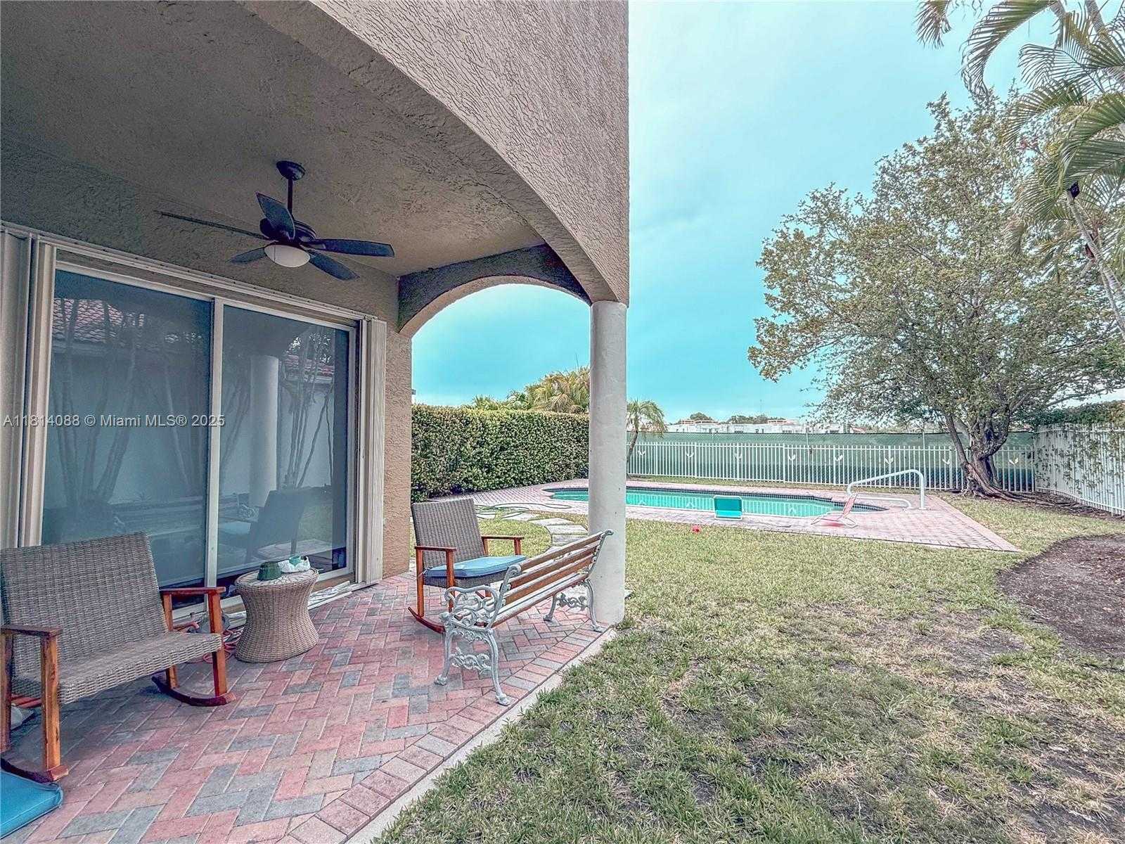 Small Image of 1621 DIPLOMAT DR, Miami Number 3