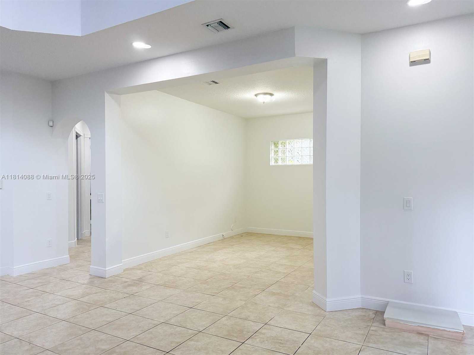 Small Image of 1621 DIPLOMAT DR, Miami Number 34