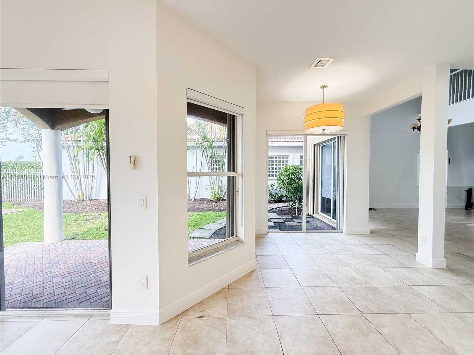 Small Image of 1621 DIPLOMAT DR, Miami Number 37