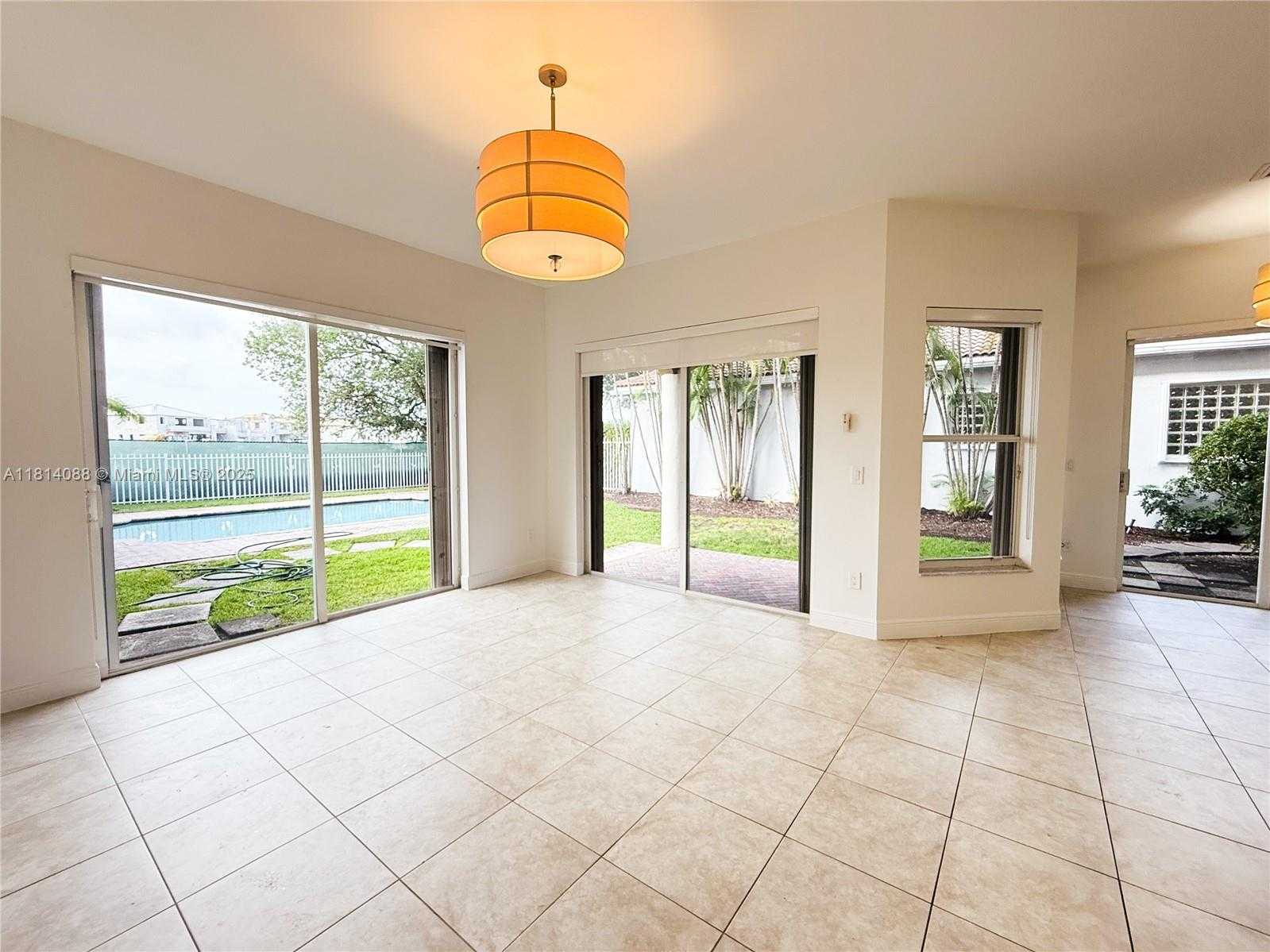 Small Image of 1621 DIPLOMAT DR, Miami Number 38