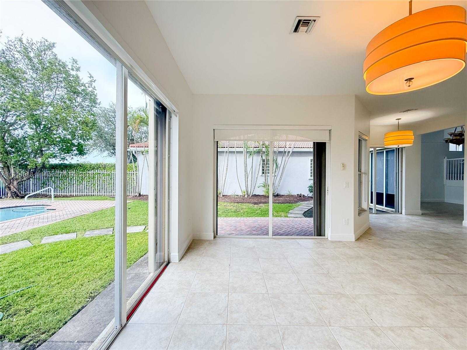 Small Image of 1621 DIPLOMAT DR, Miami Number 39