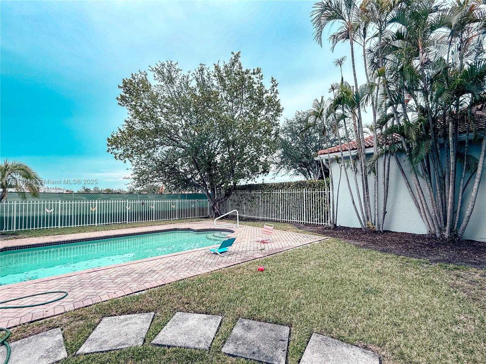 Small Image of 1621 DIPLOMAT DR, Miami Number 4