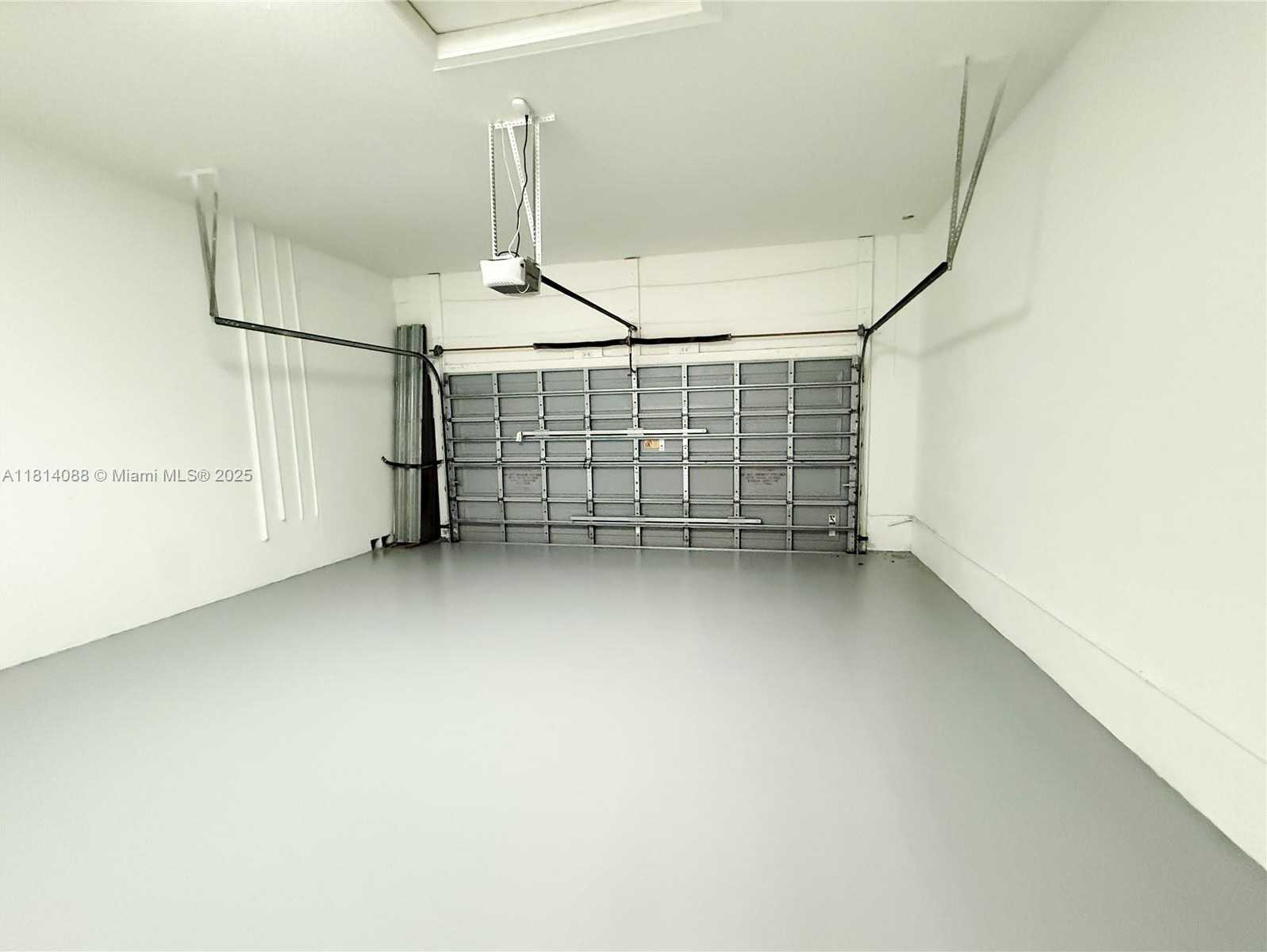 Small Image of 1621 DIPLOMAT DR, Miami Number 5
