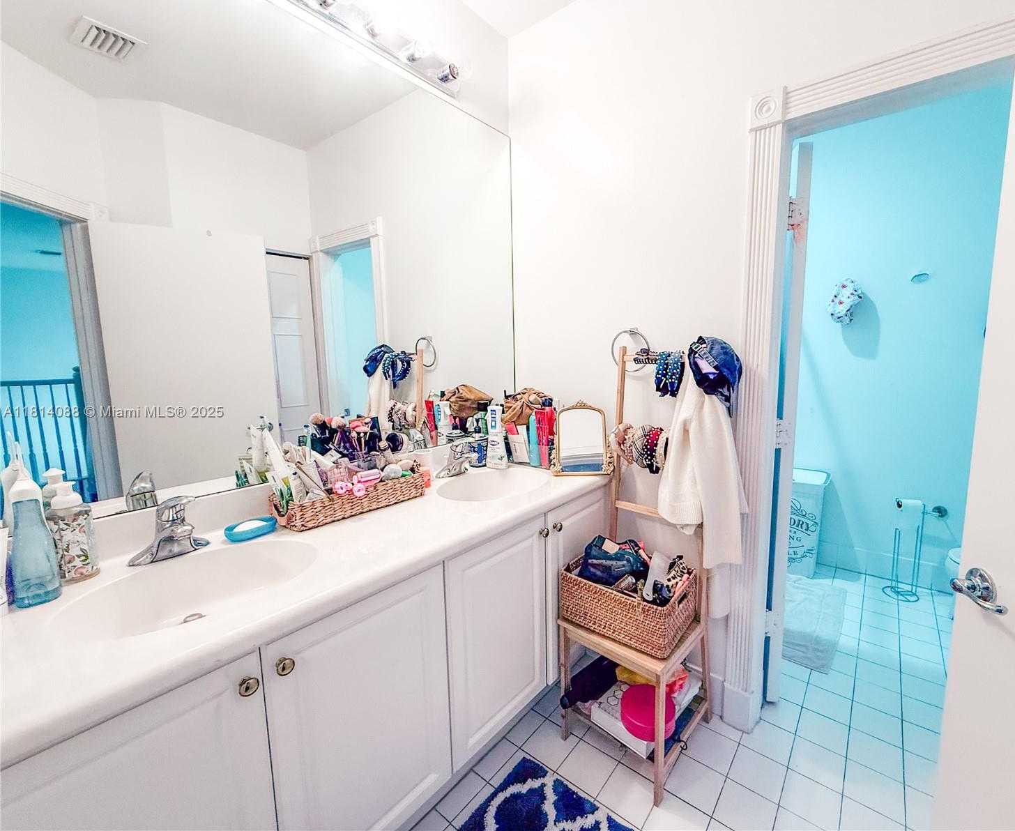 Small Image of 1621 DIPLOMAT DR, Miami Number 53
