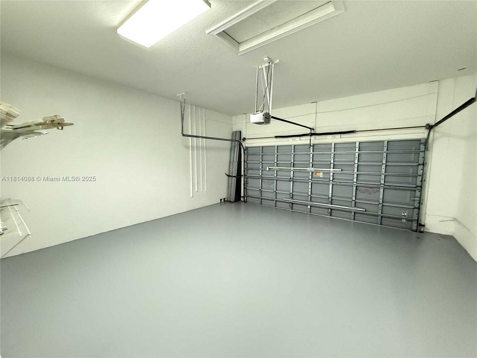 Small Image of 1621 DIPLOMAT DR, Miami Number 6