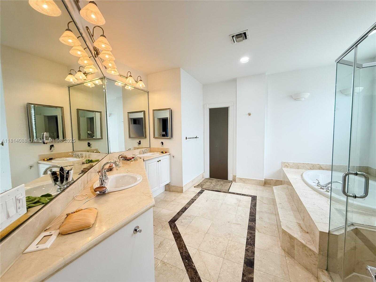 Small Image of 1621 DIPLOMAT DR, Miami Number 7