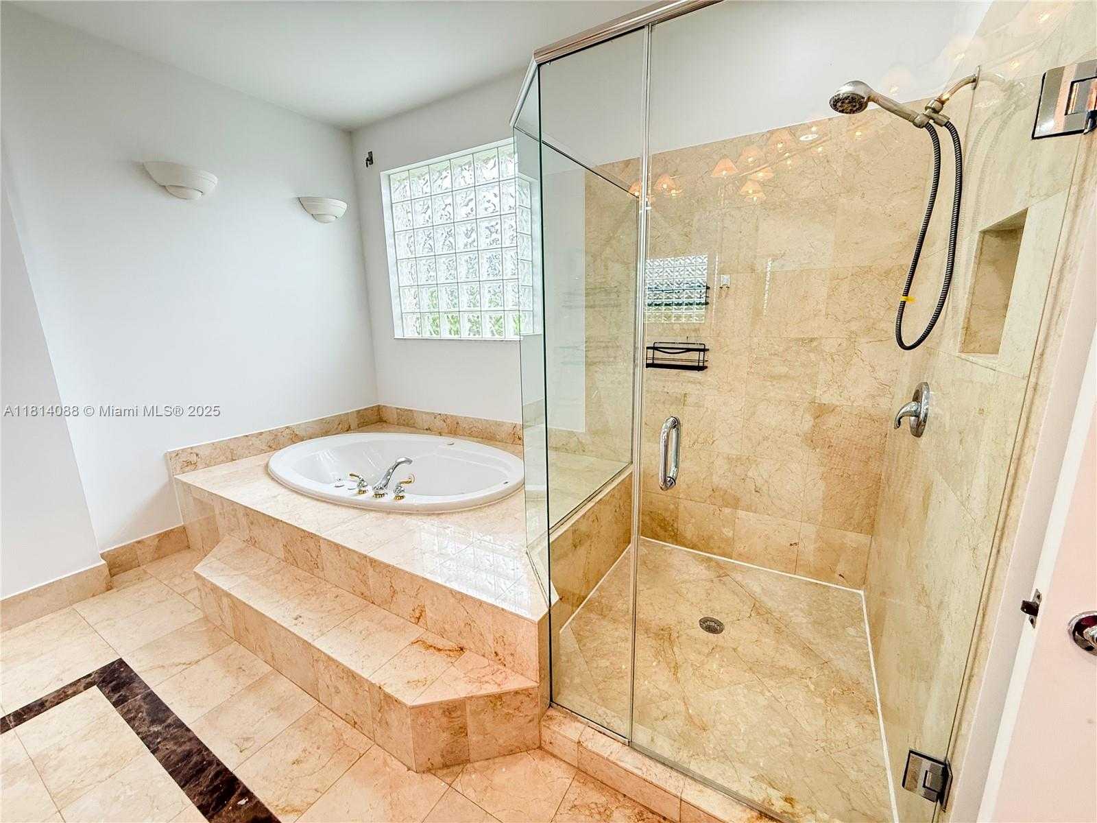 Small Image of 1621 DIPLOMAT DR, Miami Number 8