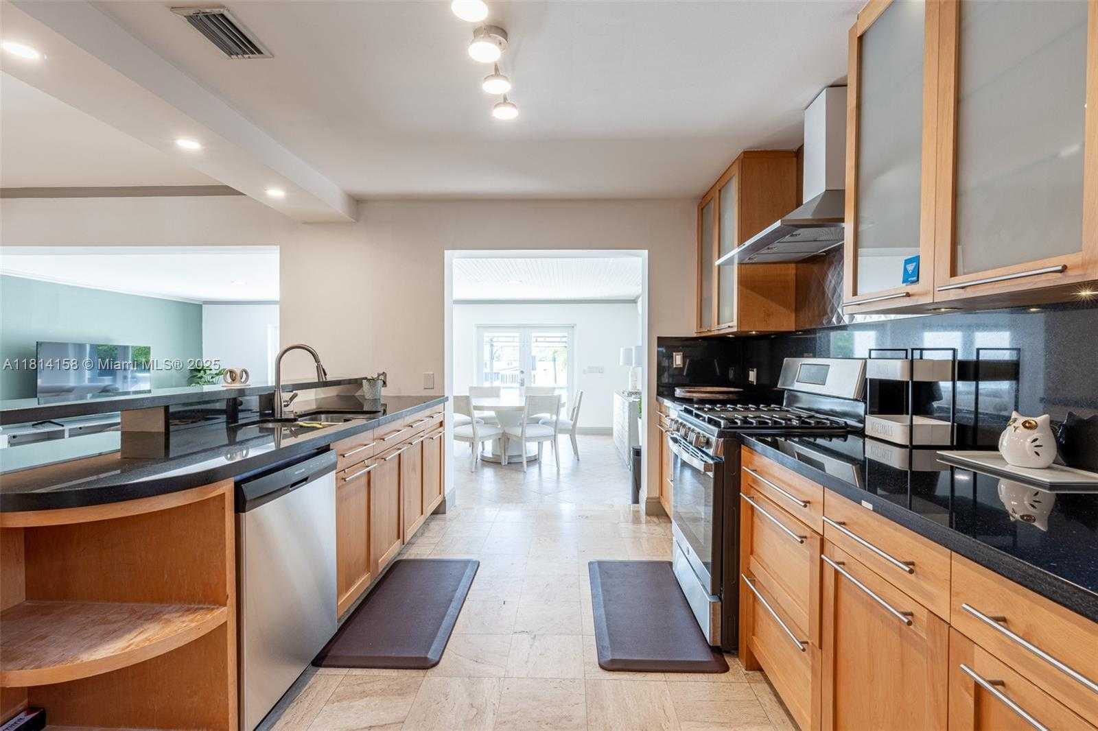 Small Image of 1430 STILLWATER DR #1430, Miami Beach Number 13