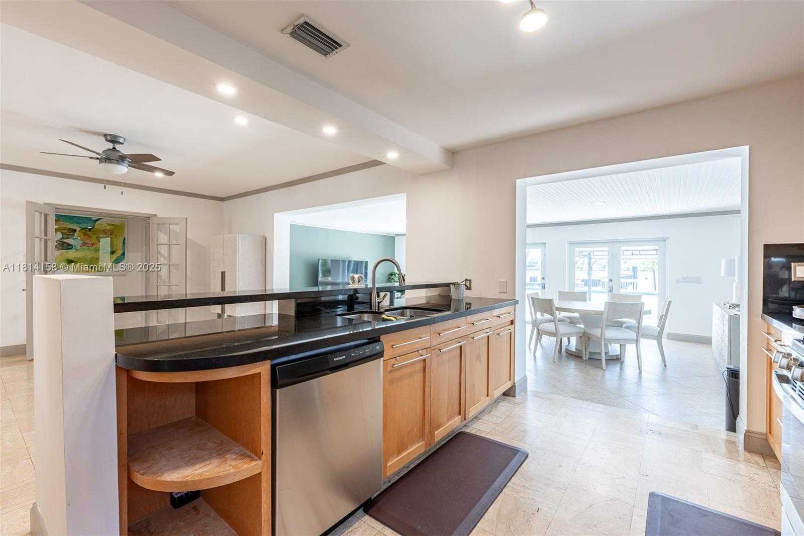 Small Image of 1430 STILLWATER DR #1430, Miami Beach Number 14
