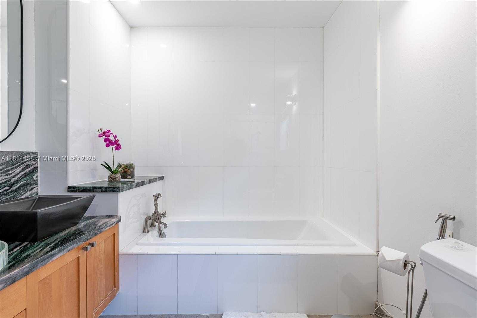 Small Image of 1430 STILLWATER DR #1430, Miami Beach Number 31